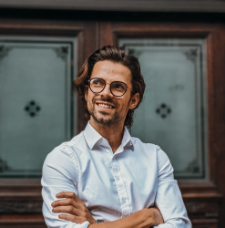 Christopher Cloos Gouverneur - Noire Blue Light